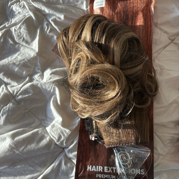 Halo hair extensions. Brand new. Still in packaging. Never used. - Picture 3 of 5
